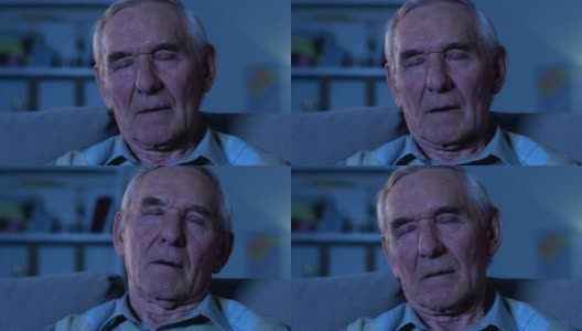 年长男性在沙发上打盹，睡眠呼吸暂停障碍，退休年龄休息高清在线视频素材下载