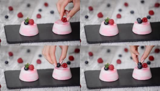 美味的浆果慕斯甜点装饰新鲜的树莓，蓝莓和薄荷。高清在线视频素材下载