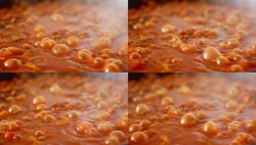 特写宏丰富的红色番茄蔬菜酱在炖锅煮的过程中，美味的披萨或意大利面开胃菜高清在线视频素材下载