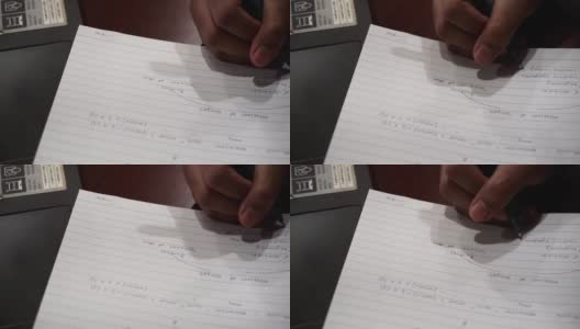 女性用机械铅笔在纸上写学习笔记，旁边是笔记本电脑。高清在线视频素材下载