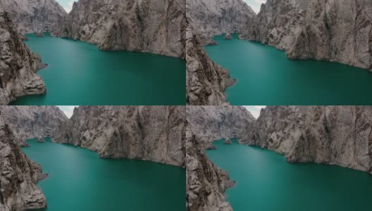 吉尔吉斯斯坦荒野中风景秀丽的蓝山湖的鸟瞰图高清在线视频素材下载