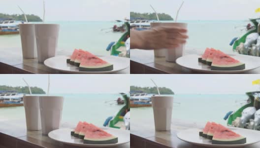 海边的桌子上放着一片西瓜高清在线视频素材下载