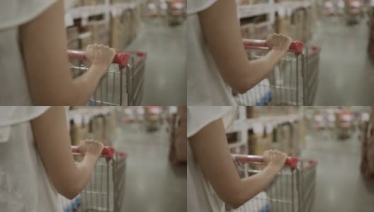 高级妇女在超市购物用口罩保护高清在线视频素材下载