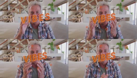 动画的震动文本在橙色快乐的白人男子在家里进行视频通话高清在线视频素材下载