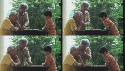 中国象棋爷爷奶奶和孙子高清在线视频素材下载