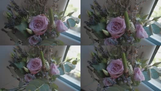 窗台上放着一束不同颜色的玫瑰高清在线视频素材下载