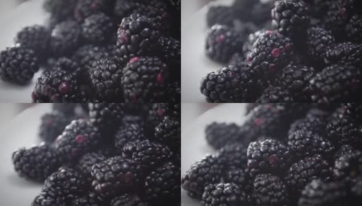 早餐桌上放着新鲜的黑莓。高清在线视频素材下载
