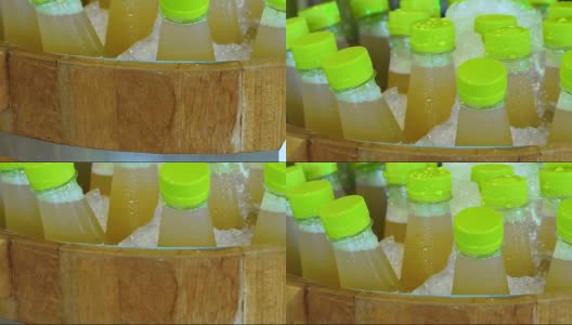 塑料瓶装天然果汁，加冰。高清在线视频素材下载