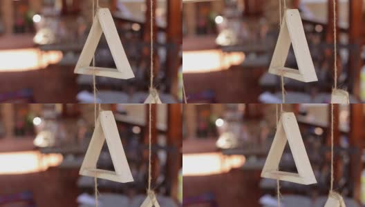 婚礼装饰中绳子上的木制三角形。高清在线视频素材下载