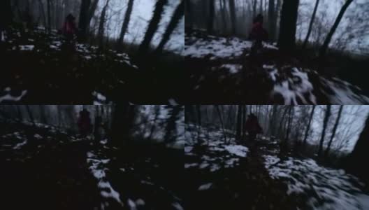 在黑暗的森林里逃跑高清在线视频素材下载