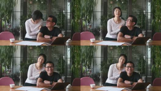 中国夫妇在家里用笔记本电脑做文书工作高清在线视频素材下载