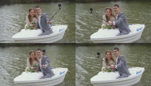 这对夫妇用自拍杆在慢车里拍照motionю他们在船上。高清在线视频素材下载