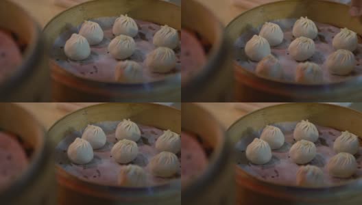4K亚洲厨师在台北街头夜市制作传统饺子高清在线视频素材下载