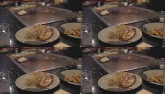 盘子里是烧烤师傅的鱼片高清在线视频素材下载