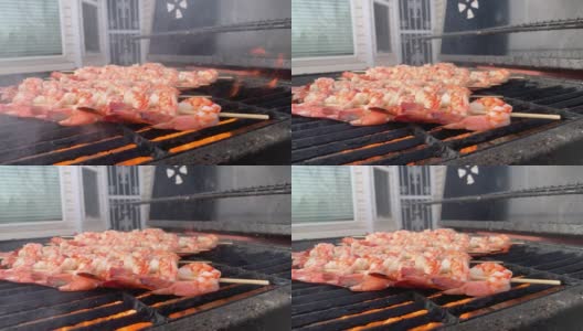 新鲜烤虾串晚餐在露天木炭火焰烹煮高清在线视频素材下载