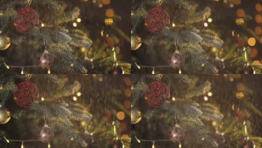 在闪烁的灯光背景下，一棵优雅的圣诞树正在下着雪高清在线视频素材下载