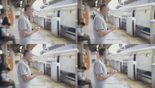 MS Man在火车站使用数字平板电脑高清在线视频素材下载