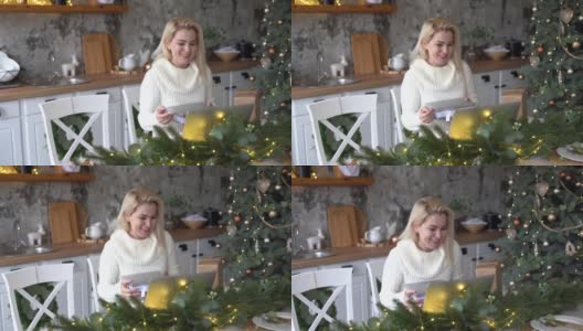 一个女人在圣诞节用笔记本电脑聊天高清在线视频素材下载