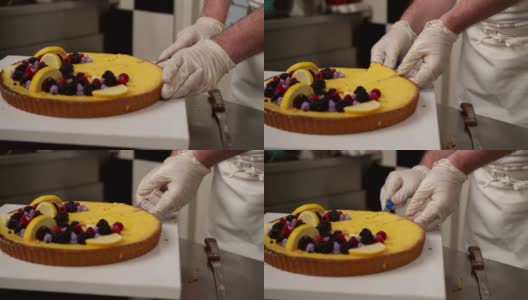 厨师正在切一块装饰过的柠檬芝士蛋糕高清在线视频素材下载