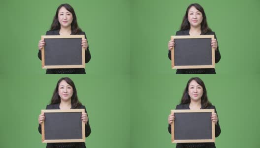 成熟美丽的亚洲女商人展示黑板高清在线视频素材下载