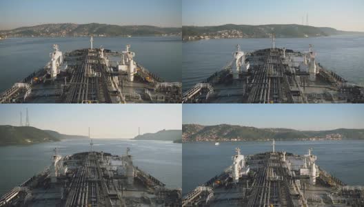 一艘原油油轮正驶过土耳其博斯普鲁斯海峡。高清在线视频素材下载