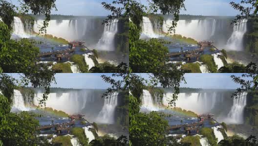 游客在阿根廷和巴西边境的伊瓜苏瀑布高清在线视频素材下载