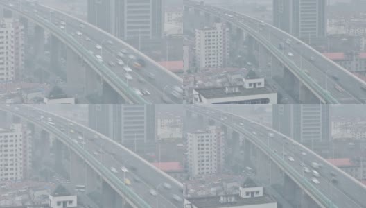 4K:随着时间推移，浓雾天气下的高架道路交通高清在线视频素材下载