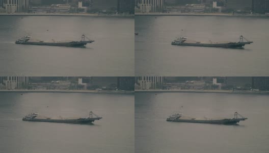 穿越维多利亚港-香港九龙的砂运驳船高清在线视频素材下载