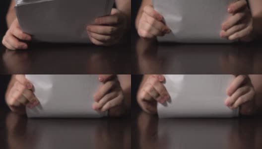 一个男人的手把一叠文件扔在桌上。缓慢的运动。工作中的压力和精神崩溃。高清在线视频素材下载