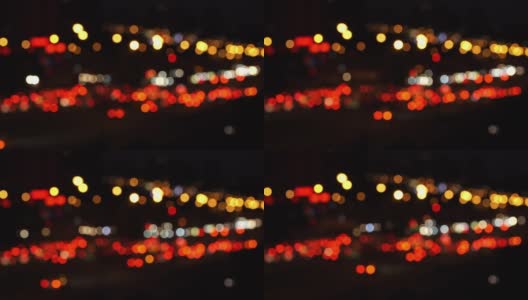模糊的交通堵塞的抽象色彩虚化，在夜晚城市的背景下十字路口汽车的移动前灯。高清在线视频素材下载