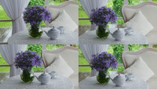 一壶茶和一束蓝色的花。高清在线视频素材下载