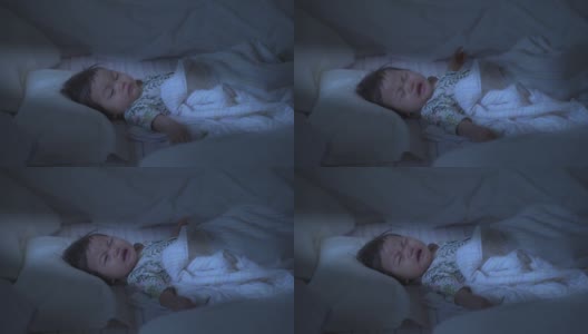亚洲婴儿面对悲伤的情绪，晚上在床上哭泣。高清在线视频素材下载