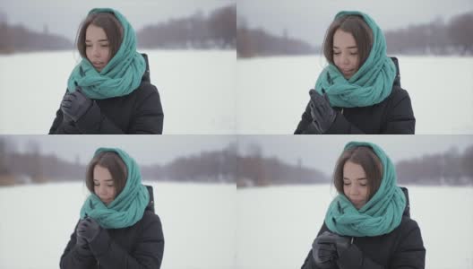 冬天，她站在雪地里温暖他的手。全高清视频高清在线视频素材下载