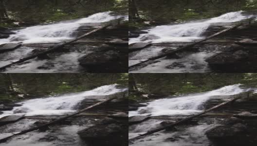 水在山上流淌高清在线视频素材下载