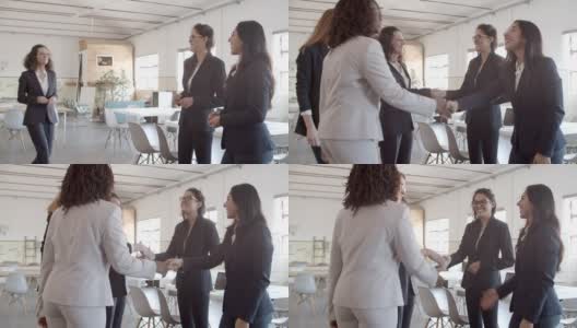 快乐的女商人在办公室握手高清在线视频素材下载