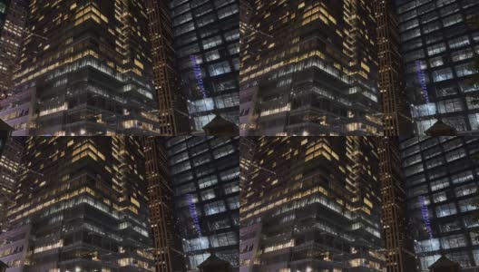 晚上的摩天大楼。灯光在窗下，夜色的城市。纽约高清在线视频素材下载