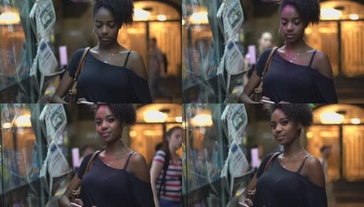 年轻黑人女性晚上在城市里用手机高清在线视频素材下载