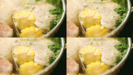 CU手持相机泰式火锅风格，各种食材水煮，甜玉米，中国芹菜。高清在线视频素材下载