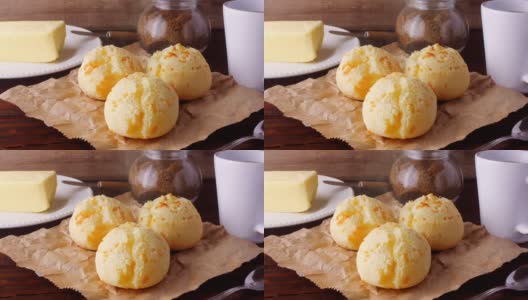 在乡村农场厨房的早餐桌上，自制的奶酪面包是巴西的传统小吃高清在线视频素材下载