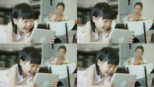 小女孩在平板电脑上看动画片高清在线视频素材下载