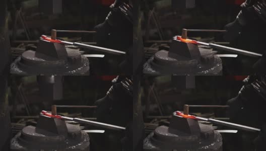 一个热钢带的特写镜头，是用锤子敲打的高清在线视频素材下载