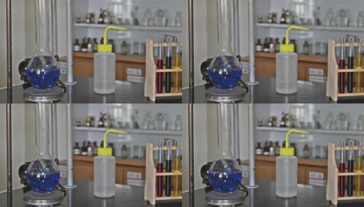 Boiling of Blue Liquid in a Laboratory Experiment高清在线视频素材下载