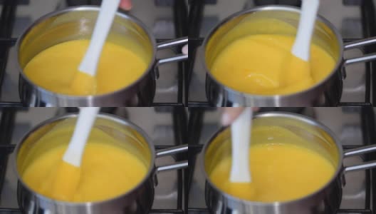 新鲜准备的柠檬蛋奶冻加果汁，放入平底锅，用搅拌器搅打高清在线视频素材下载