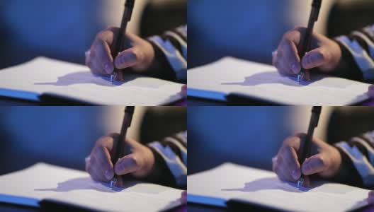 在演讲活动中，手握笔在纸上写笔记高清在线视频素材下载