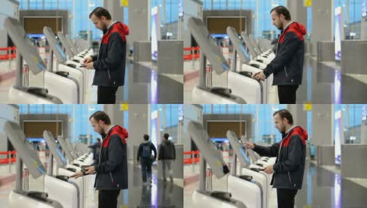 旅客在机场办理登机手续，并打印登机牌高清在线视频素材下载