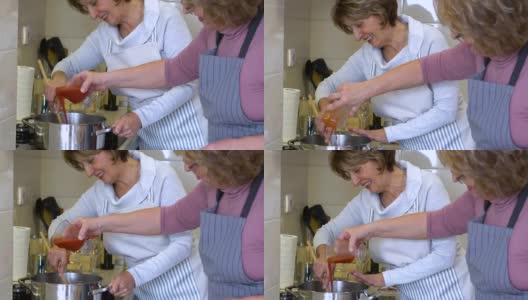 两位老年妇女在家做饭高清在线视频素材下载