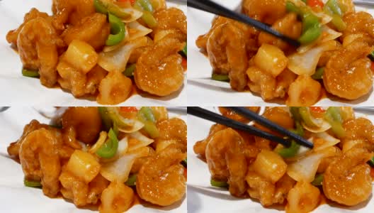 在中餐馆里，人们在餐桌上吃炸虾和蔬菜的动作高清在线视频素材下载