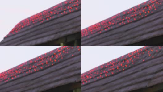 房顶上挂着一个红灯笼的花环。整个画面都散焦了。圣诞冬季花环在房子里。高清在线视频素材下载
