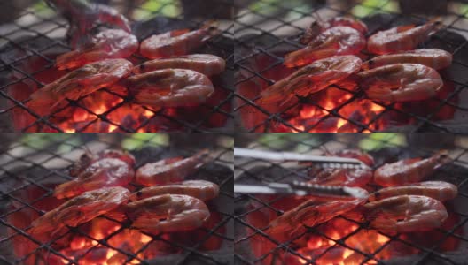用传统的炉子烤虾。泰国海鲜菜单，味道鲜美。泰国街头小吃菜单。燃烧着木炭，下面有炽热的火焰。热菜单，适合野餐时间。高清在线视频素材下载