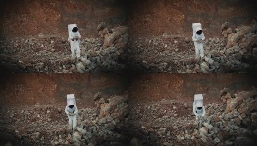宇航员正在检查来自月球的岩石样本高清在线视频素材下载